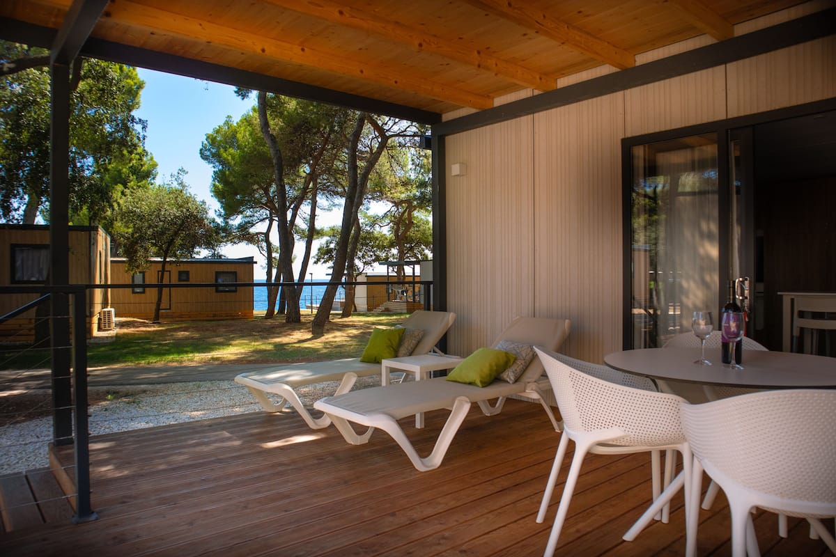 Deluxe stacaravan, 2 slaapkamers, terras, aan het strand | Terras