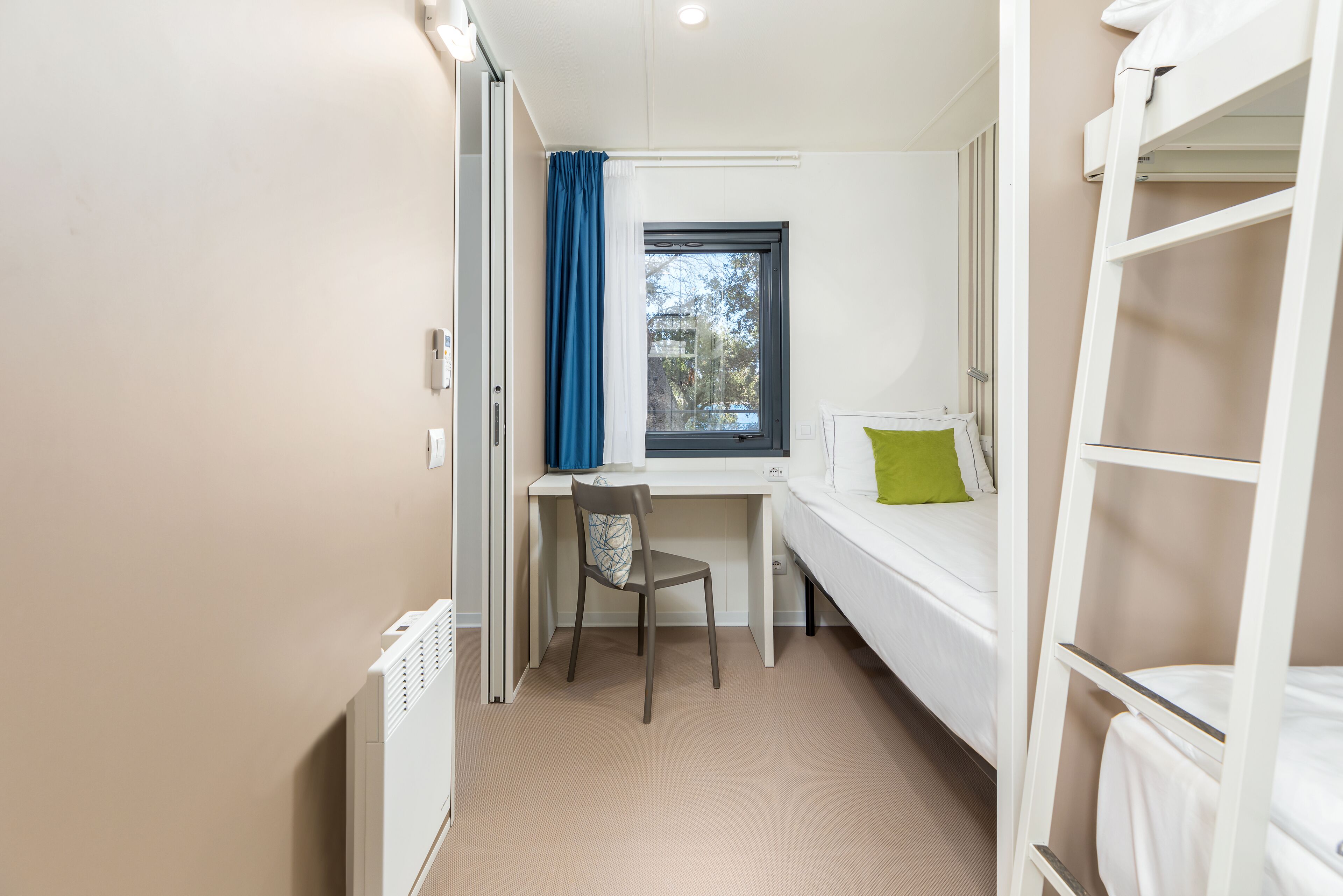 Une chambre à coucher avec un lit, un bureau et une chaise.