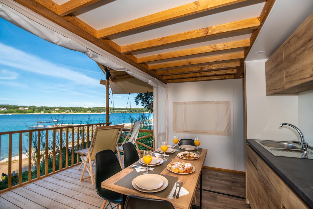 Premium tent, 2 slaapkamers, uitzicht op zee | Terras