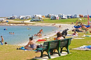 On the beach, snorkeling, windsurfing, kayaking - Arena Stupice Camping Homes (Medulin)