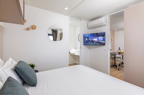 2 bedrooms, desk, laptop workspace, soundproofing