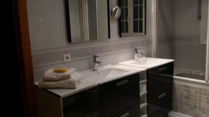 Chalet, 6 Bedrooms (6 double beds + 8 single beds) | Bathroom