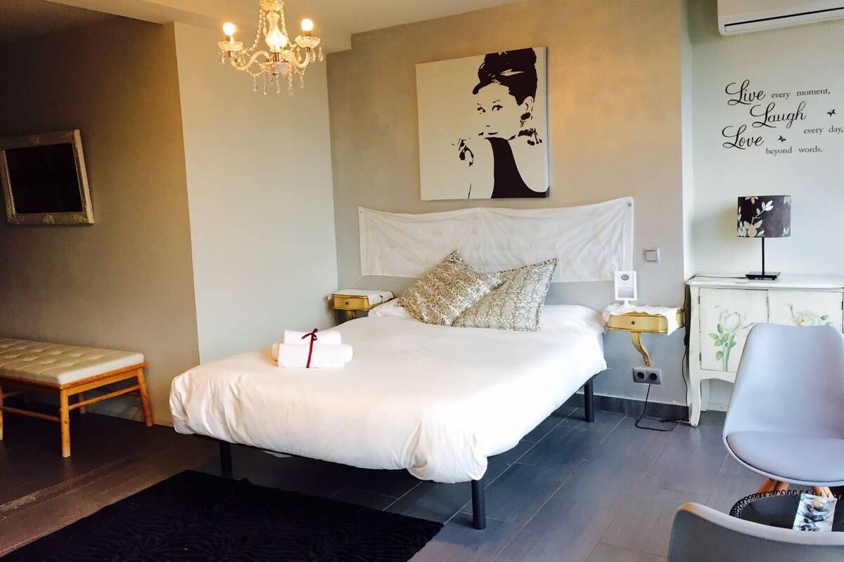 Habitación Deluxe doble | Ropa de cama de alta calidad, edredones de plumas, cortinas opacas