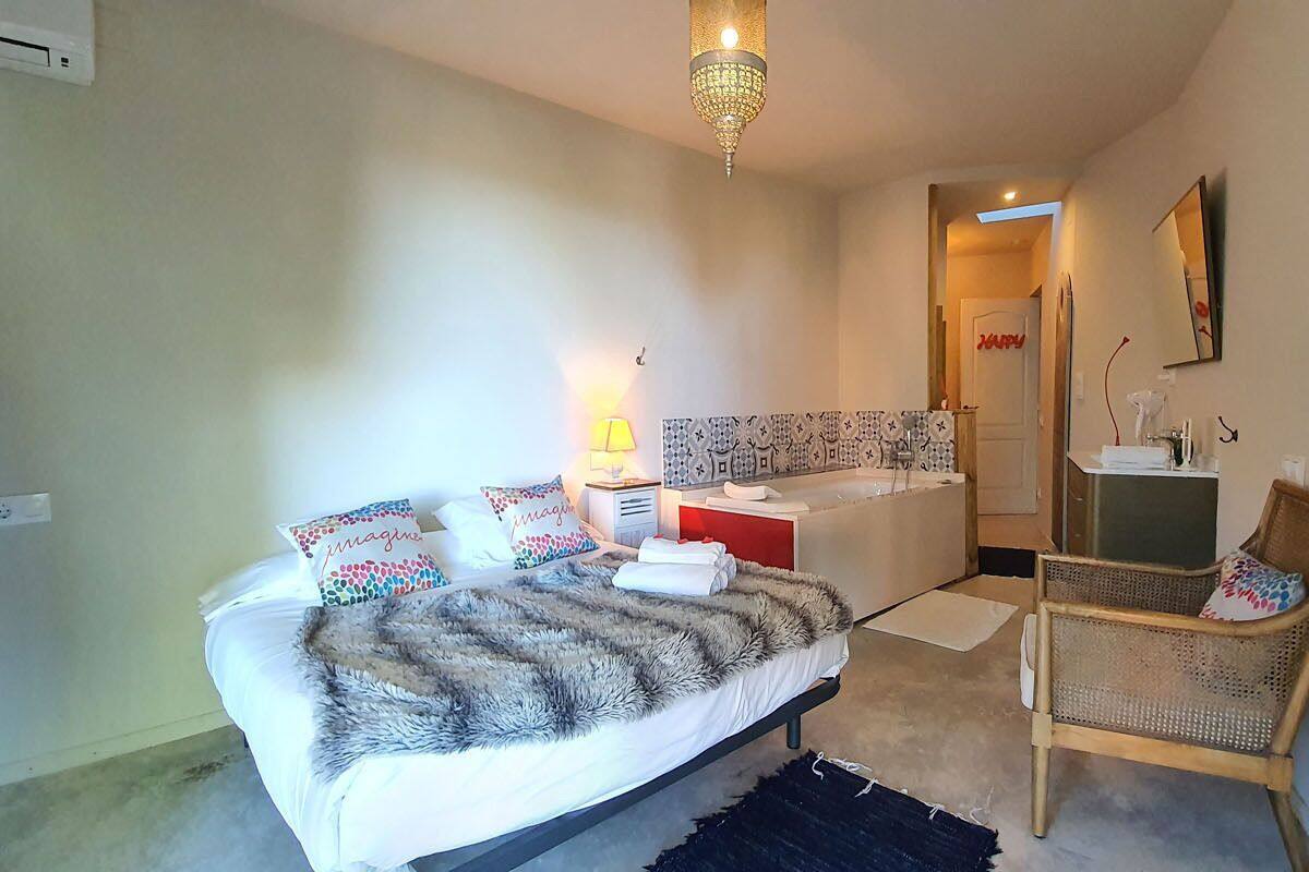 Habitación Deluxe, 1 cama doble | Ropa de cama de alta calidad, edredones de plumas, cortinas opacas