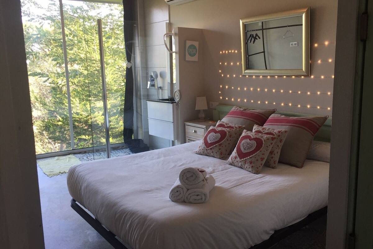 Habitación doble, vistas a la ciudad | Ropa de cama de alta calidad, edredones de plumas, cortinas opacas