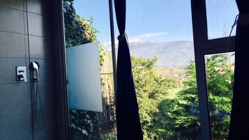 Romantische tweepersoonskamer (with view) | Luxe beddengoed, donzen dekbedden, individueel gedecoreerd