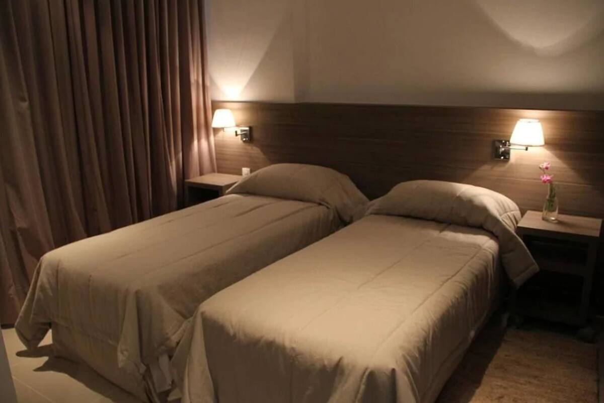 Lounge | Minibar, una cassaforte in camera, una scrivania, tende oscuranti