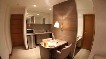 Lounge | Cozinha americana privada | Geladeira, micro-ondas, talheres/pratos/utensílios de cozinha