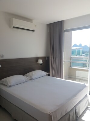 Penthouse, Private Pool | Minibar, in-room safe, desk, blackout drapes - Midas Rio Suites (Rio de Janeiro)