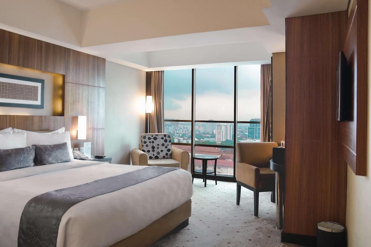 In-room safe, individually furnished, desk, laptop workspace