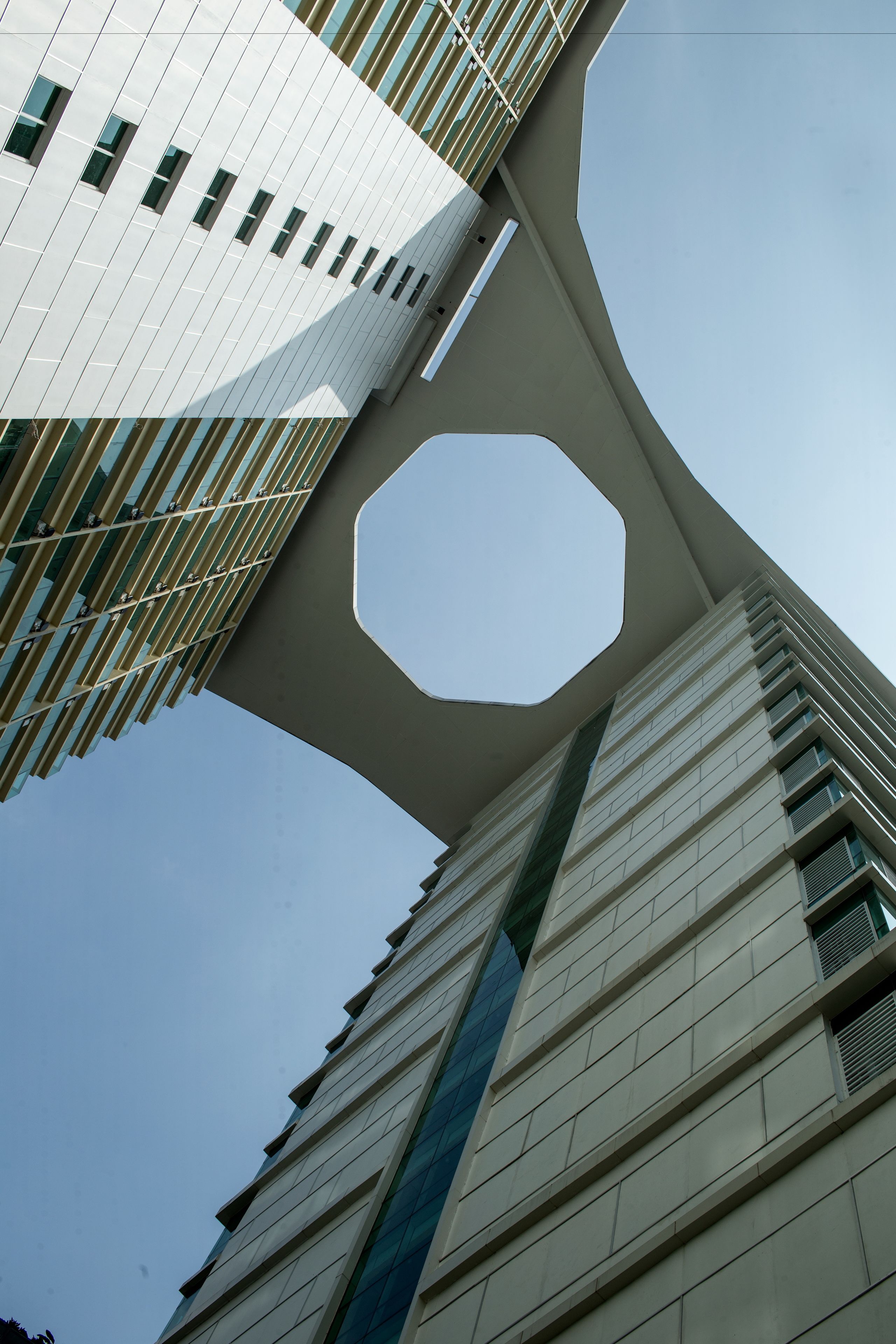 Un edificio moderno con un diseño arquitectónico único, que destaca por un voladizo prominente y una serie de ventanas.