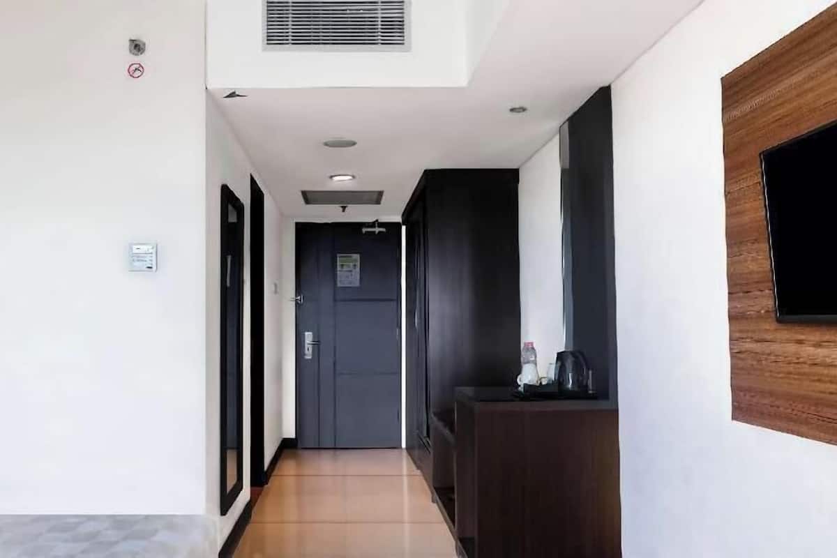 Caja de seguridad en la habitación, muebles diferentes y escritorio