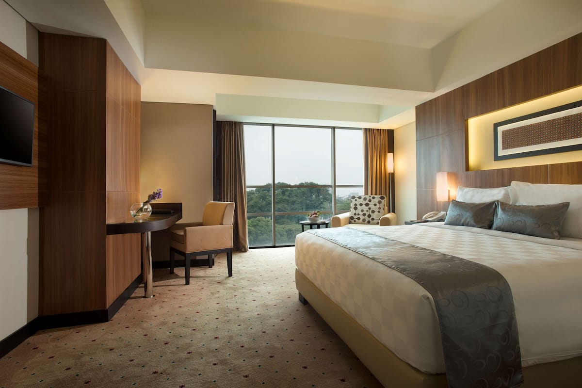 Executive Room, 1 Double Bed, Non Smoking | In-room safe, individually furnished, desk, laptop workspace
