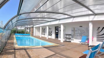 Piscine couverte, accÚs possible de 08 h 00 à 22 h 00, chaises longues
