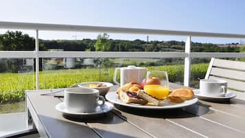 Daily buffet breakfast (EUR 17 per person)