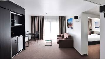 Desk, laptop workspace, soundproofing, free cots/infant beds