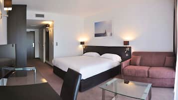 Superior-Studio, 1 Doppelbett | Schreibtisch, laptopgeeigneter Arbeitsplatz, schallisolierte Zimmer