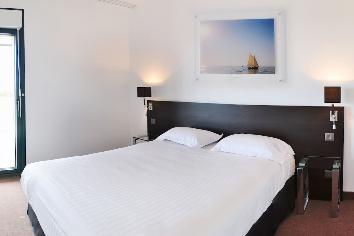 Suite Deluxe | Escritorio, espacio para trabajar con laptop y insonorización
