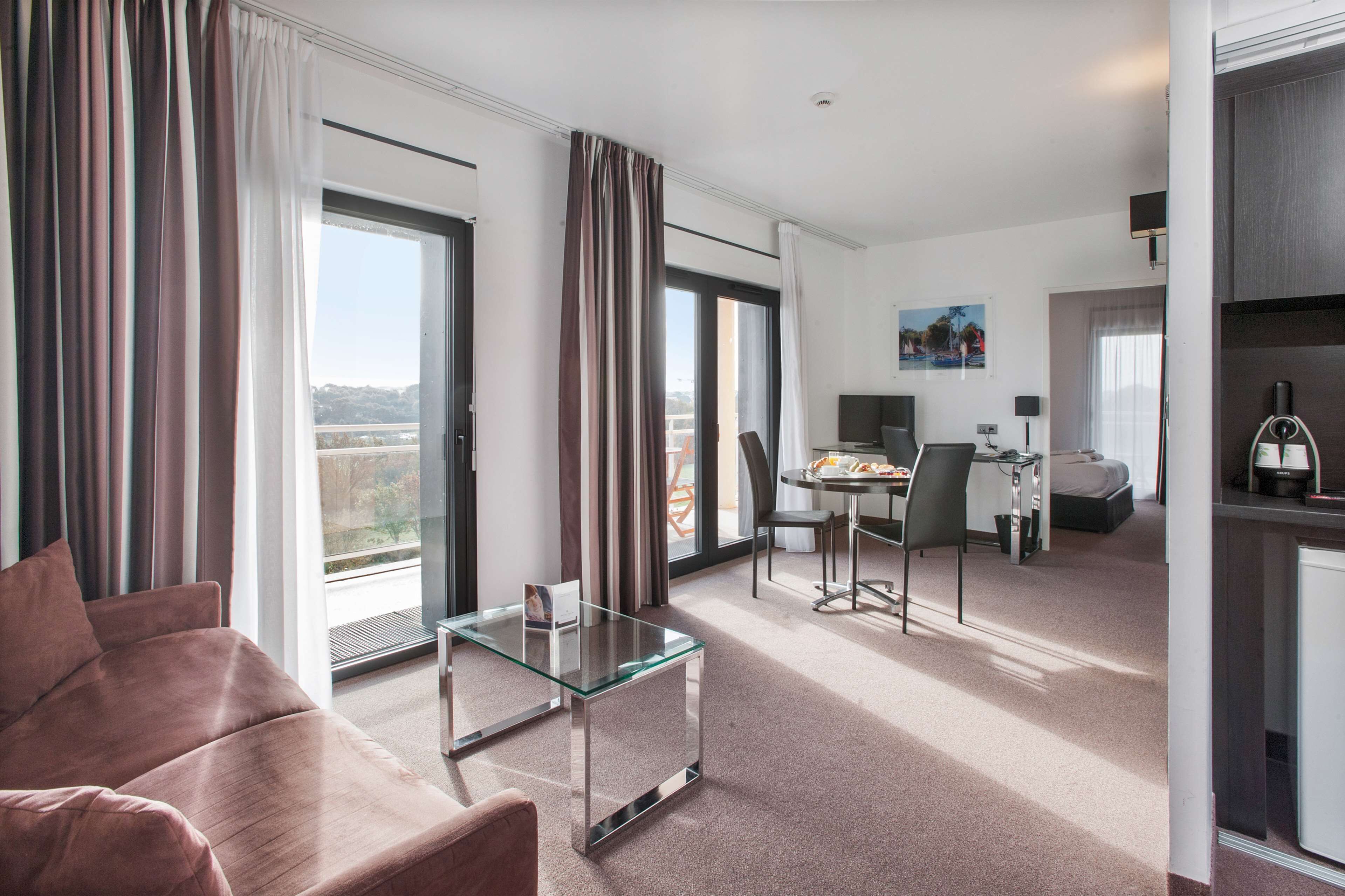 Bureau, espace de travail pour ordinateur portable