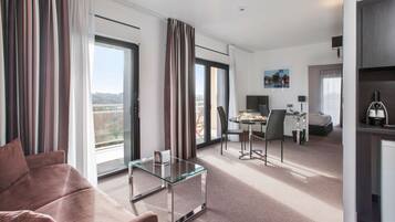 Bureau, espace de travail pour ordinateur portable