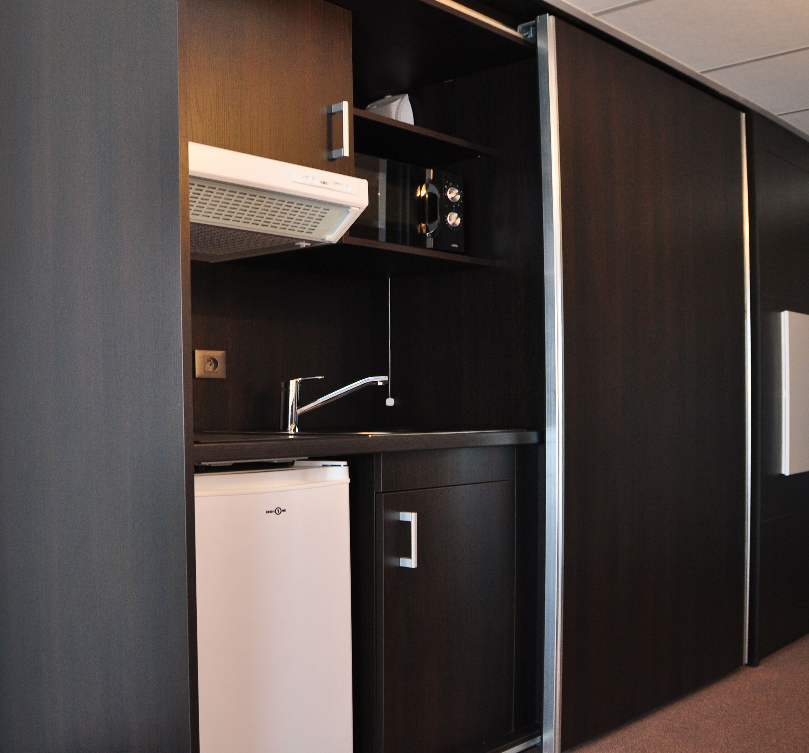 fridge, microwave, stovetop, coffee/tea maker