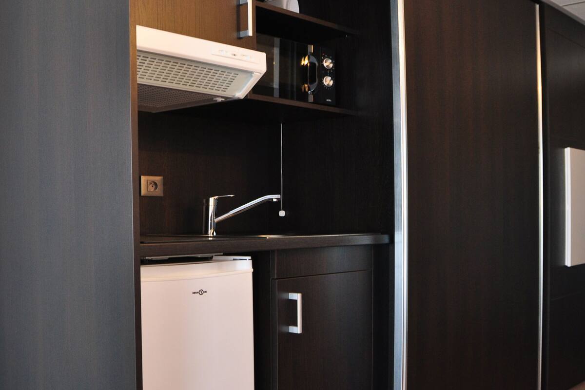 fridge, microwave, stovetop, coffee/tea maker