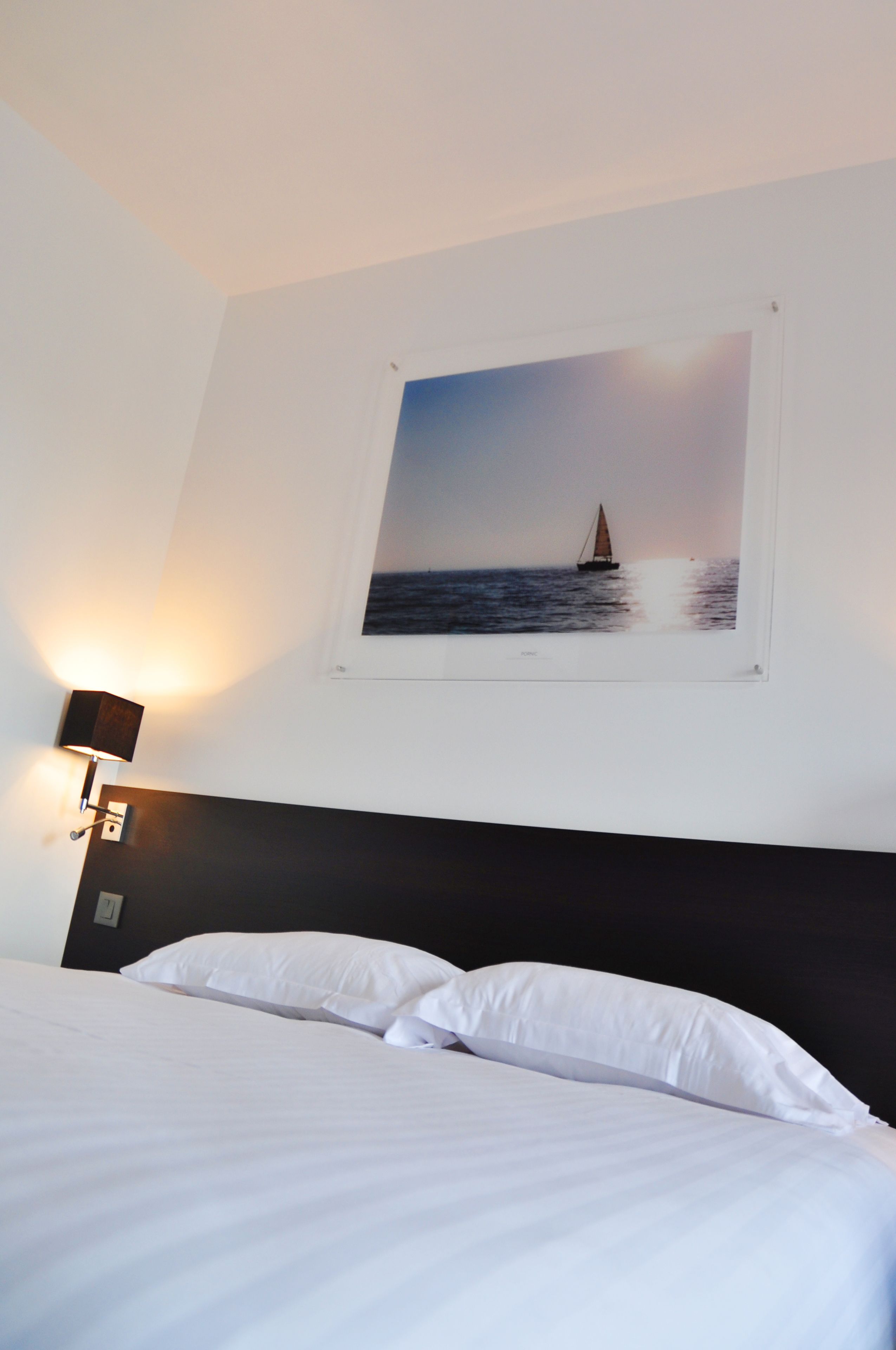 desk, laptop workspace, soundproofing, free cots/infant beds