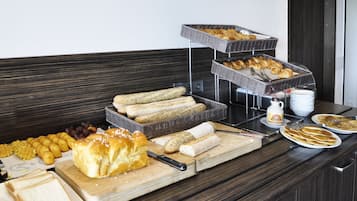 Tägliches Frühstücksbuffet (17 EUR pro Person)
