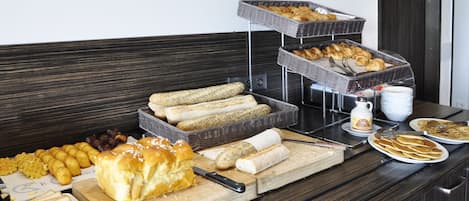 Petit déjeuner buffet (17 EUR par personne)