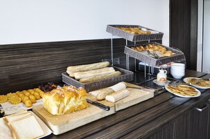 Desayuno buffet diario (EUR 17 por persona)