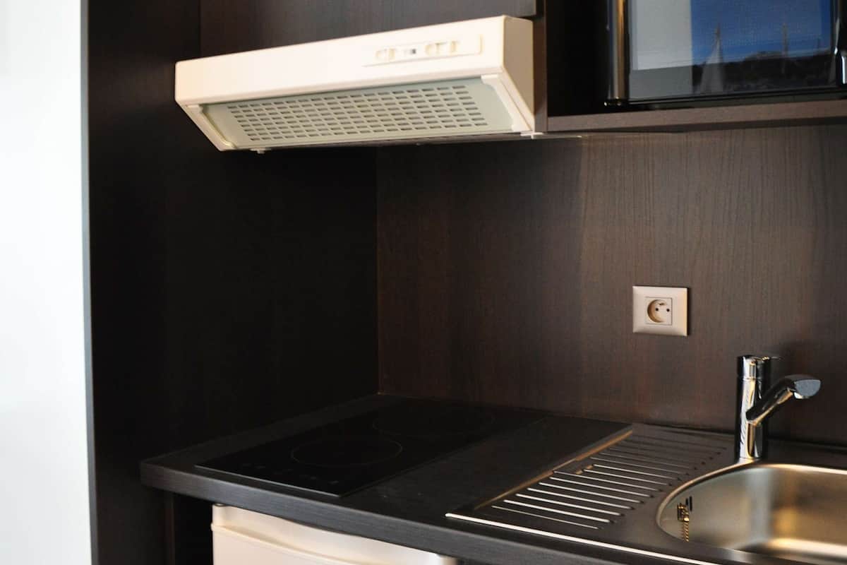 fridge, microwave, stovetop, coffee/tea maker