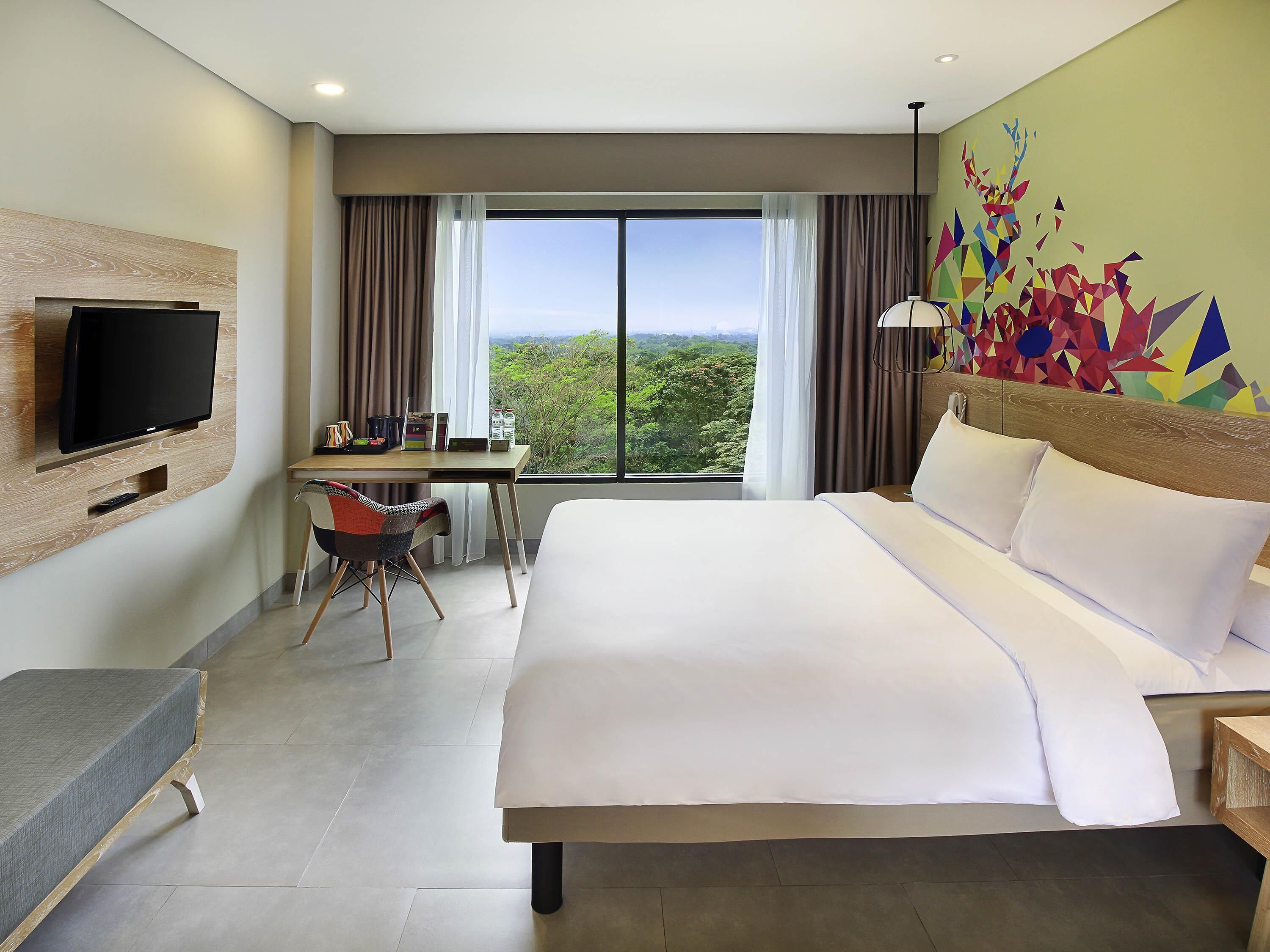 Kamar Deluks, 1 Tempat Tidur Queen, pemandangan lapangan golf | Brankas, meja kerja, kedap suara, dan setrika/meja setrika