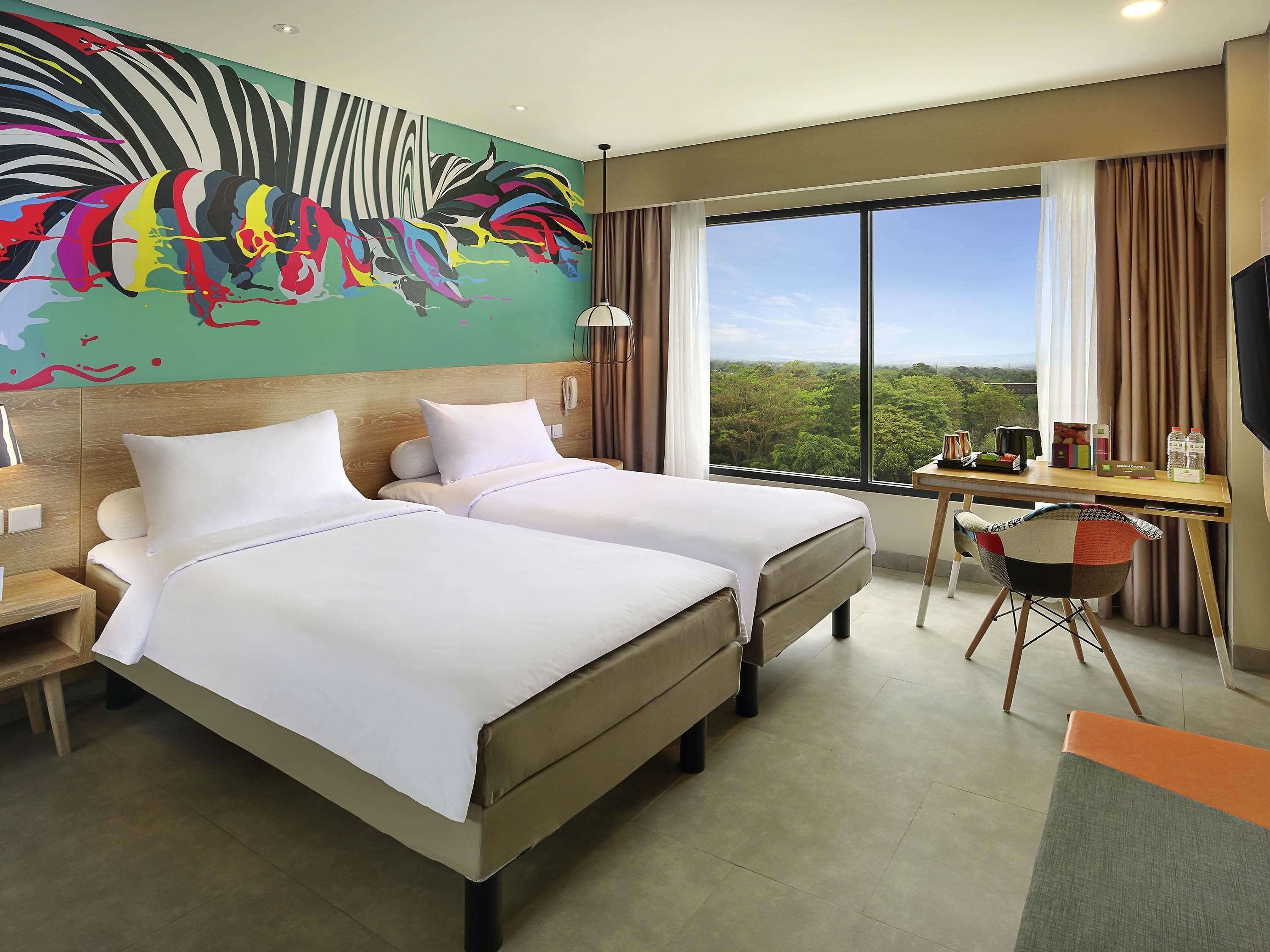 Kamar Twin Deluks, 2 Tempat Tidur Twin, pemandangan lapangan golf | Brankas, meja kerja, kedap suara, dan setrika/meja setrika