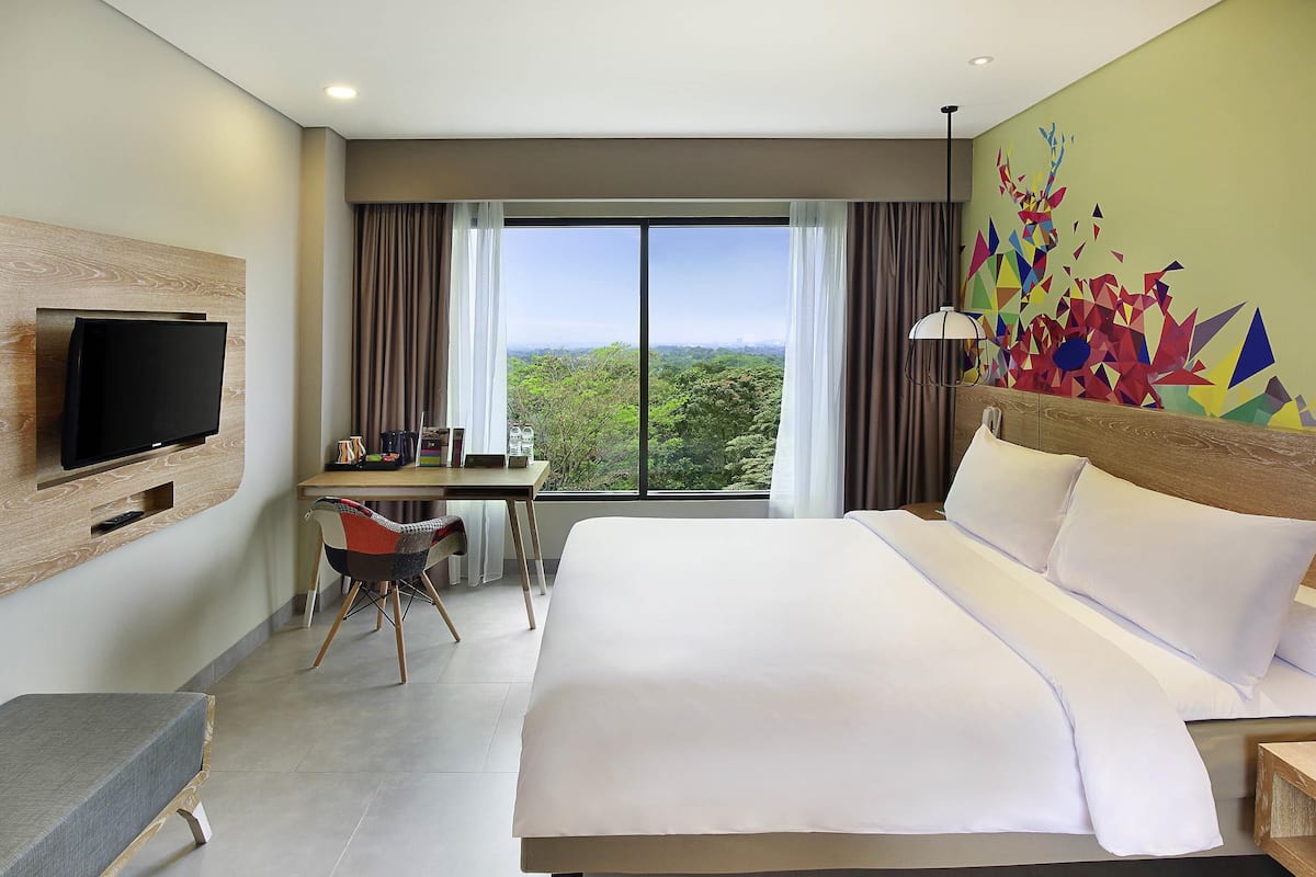 Deluxe Room, 1 Queen Bed, Golf View