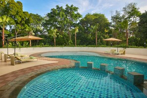 Outdoor pool, open 6:00 AM to 6:00 PM, pool loungers - ibis Styles Bogor Raya (Bogor)