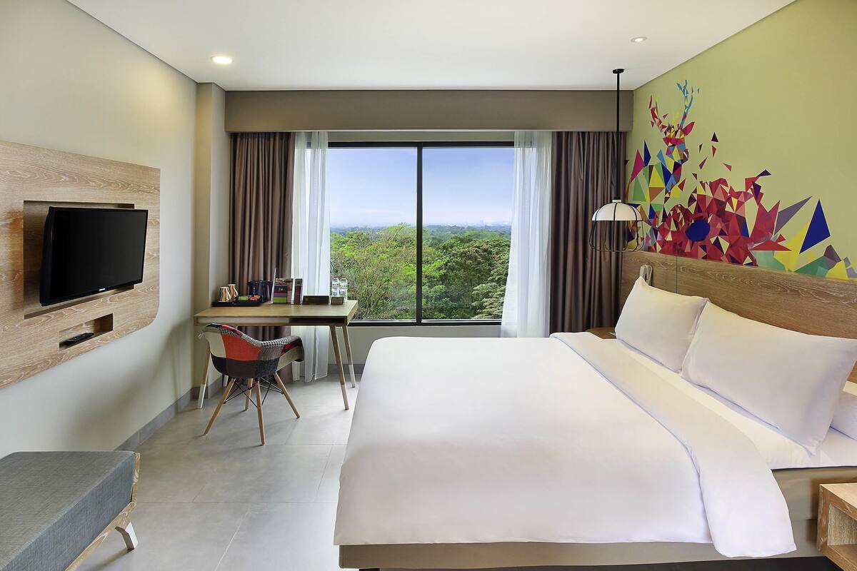 Chambre Deluxe, 1 grand lit, vue sur le terrain de golf | Coffre-fort, bureau, systĂšme dâinsonorisation, fer et planche Ă repasser