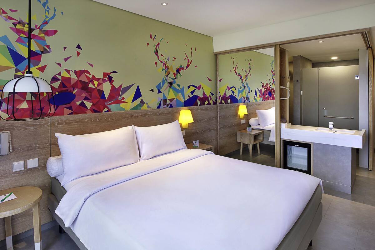 Deluxe Room, 1 Queen Bed | In-room safe, desk, soundproofing, iron/ironing board