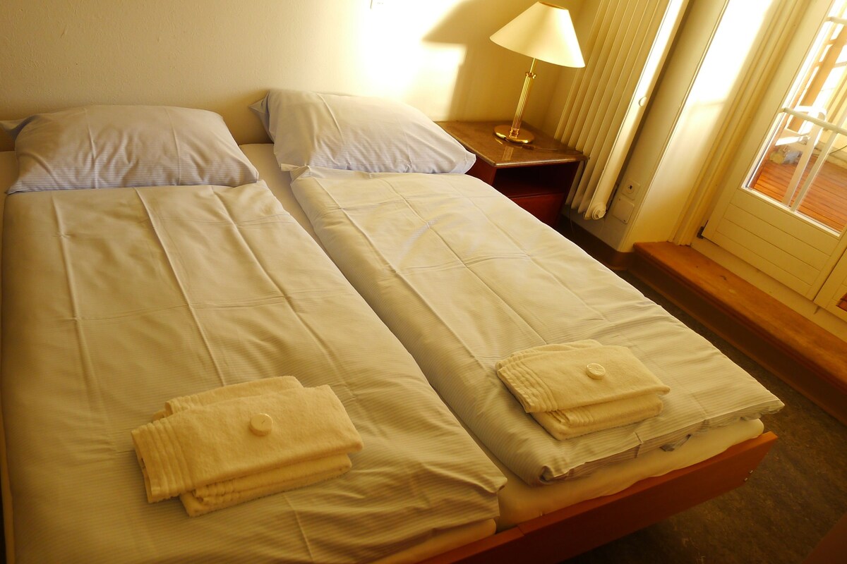 Premium bedding, cribs (surcharge), WiFi (free)