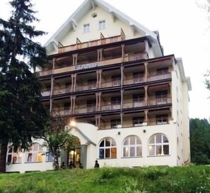 Fassade der Unterkunft – Abend/Nacht