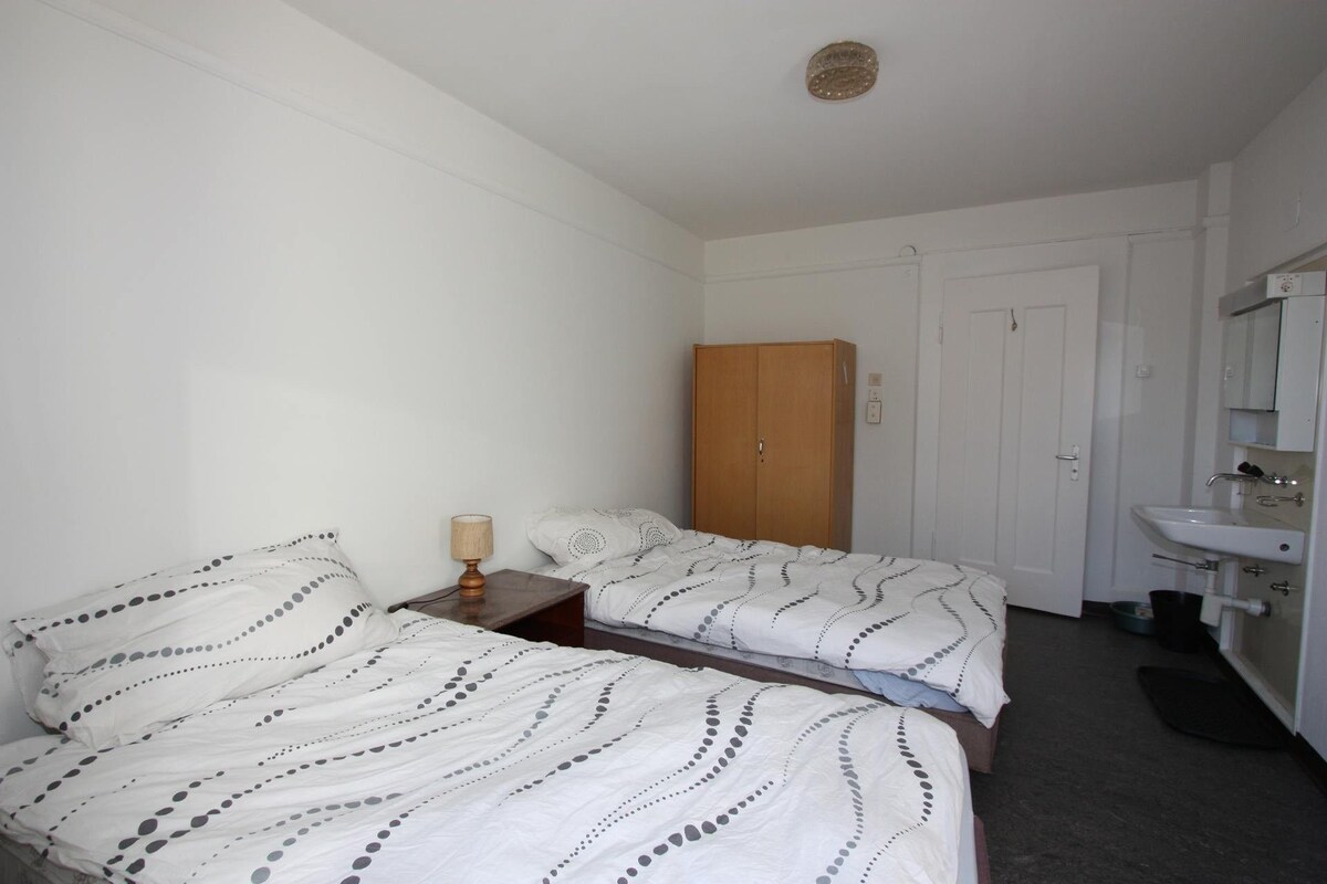 Premium bedding, cribs (surcharge), WiFi (free)