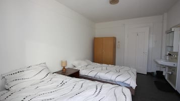 Roupas de cama premium, berços (sobretaxa), Wi-Fi de cortesia