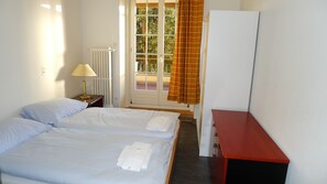 Ropa de cama de alta calidad, cunas (de pago), wifi gratis