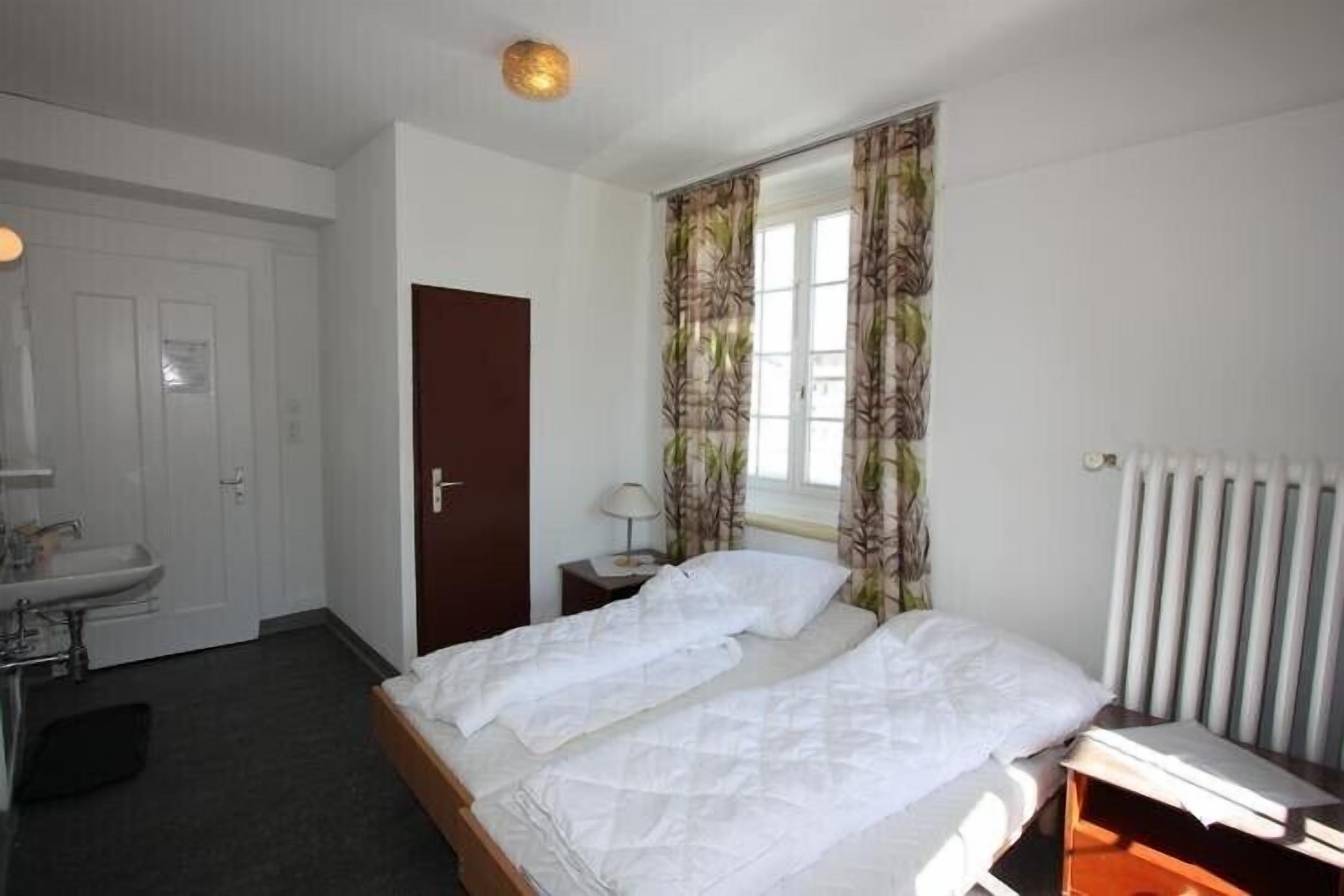 Premium bedding, cribs (surcharge), WiFi (free)