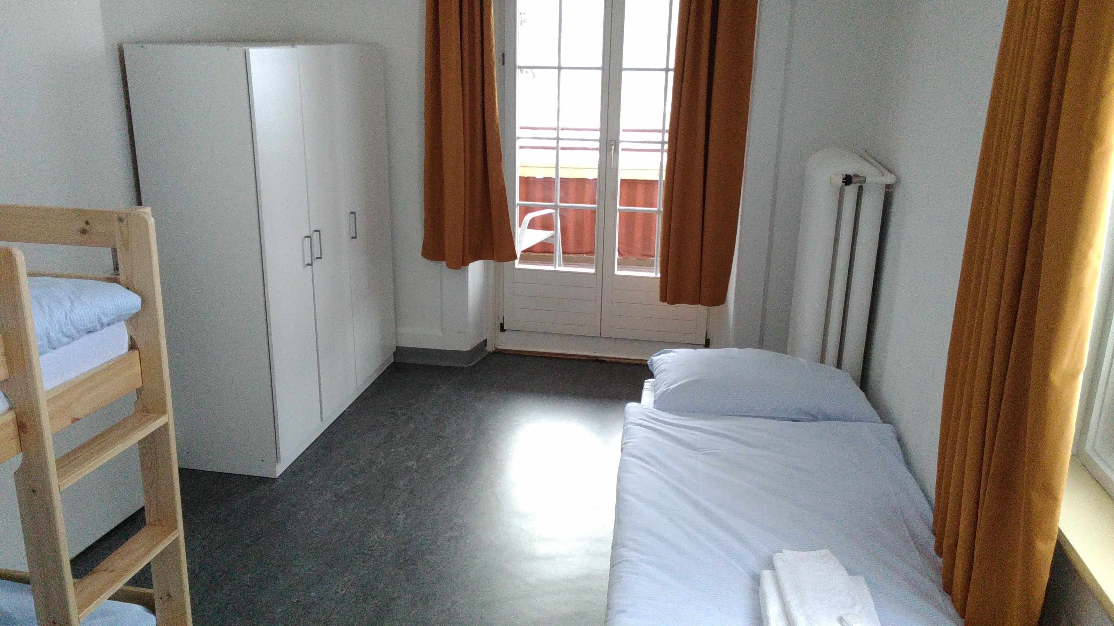 Premium bedding, cribs (surcharge), WiFi (free)