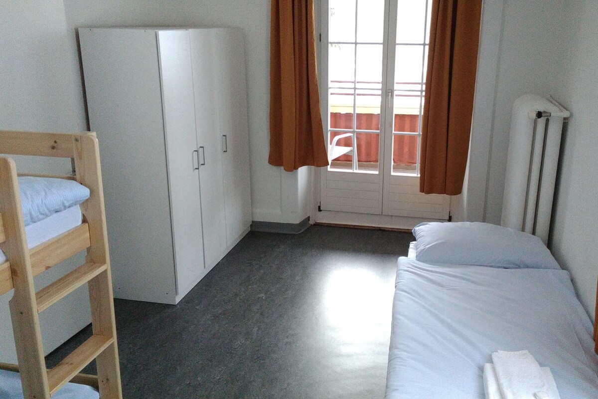 Premium bedding, cribs (surcharge), WiFi (free)
