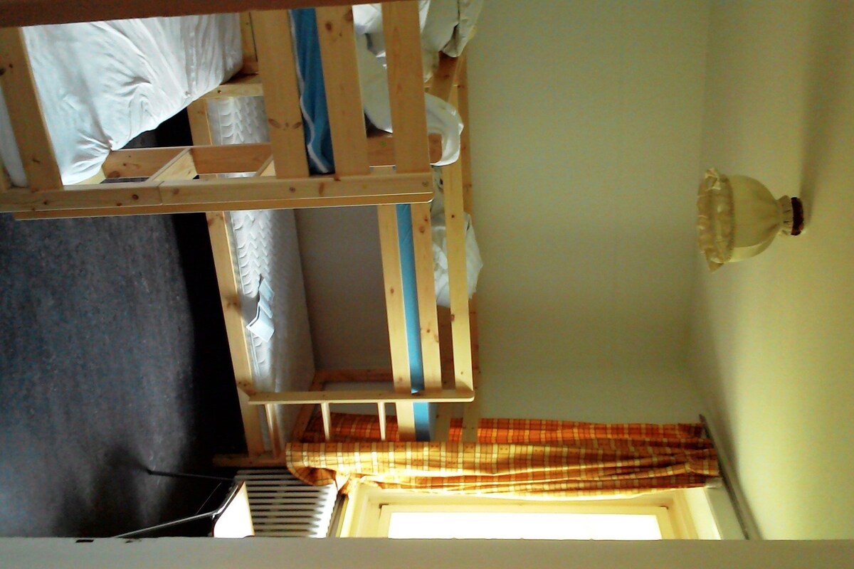 Premium bedding, cribs (surcharge), WiFi (free)