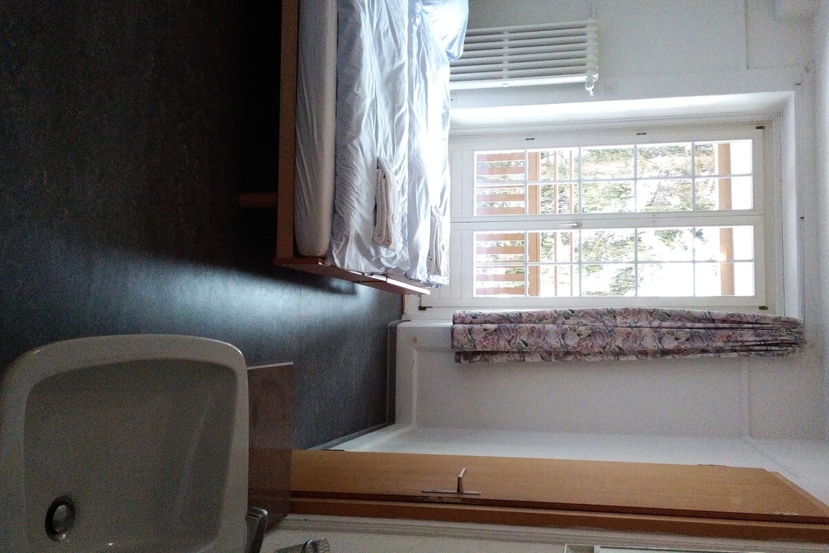 Premium bedding, cribs (surcharge), WiFi (free)