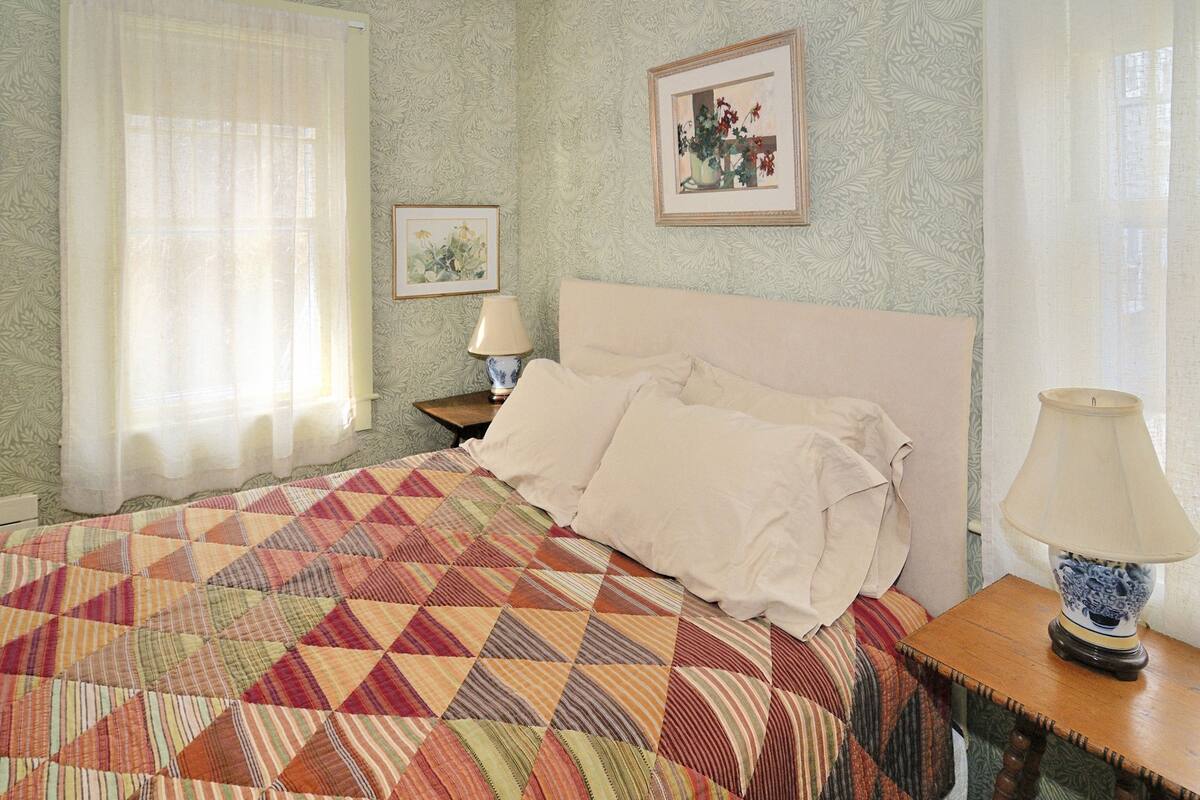 Kamar Deluks, 1 Tempat Tidur Queen dengan tempat tidur Sofa | 1 kamar tidur, meja kerja, dan setrika/meja setrika