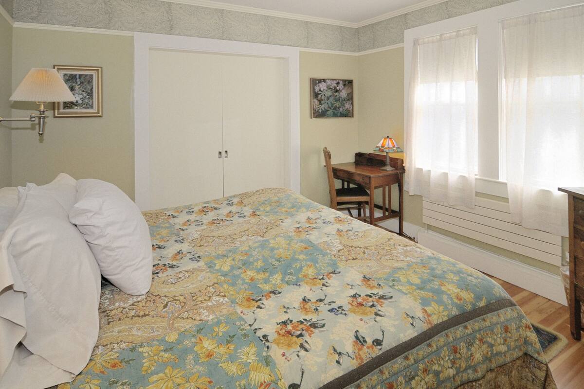 Kamar Deluks, 1 Tempat Tidur King dengan tempat tidur Sofa | 1 kamar tidur, meja kerja, dan setrika/meja setrika