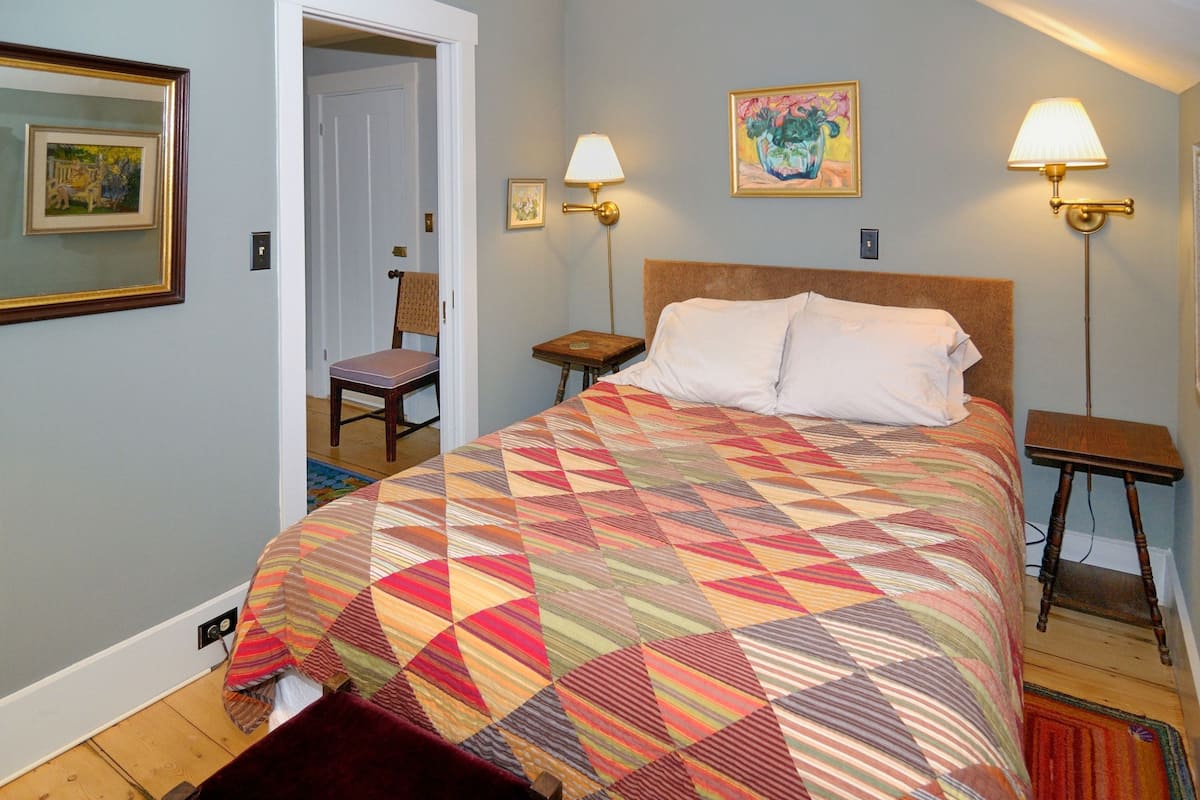 Kamar Deluks, 1 Tempat Tidur Queen dengan tempat tidur Sofa | 1 kamar tidur, meja kerja, dan setrika/meja setrika